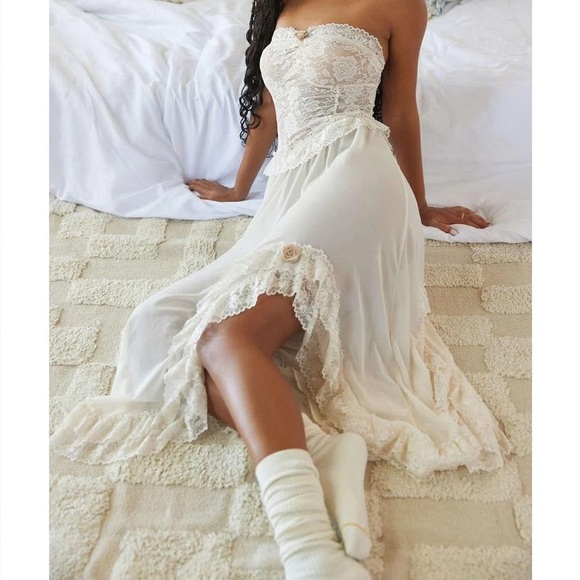 Elegant Lace Strapless Dress - Picture 3 of 15